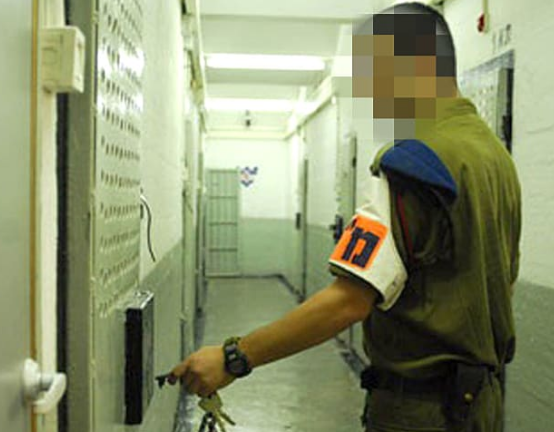 عائلة ضابط مخابرات إسرائيلي تطالب بكشف أسرار إعتقاله ووفاته